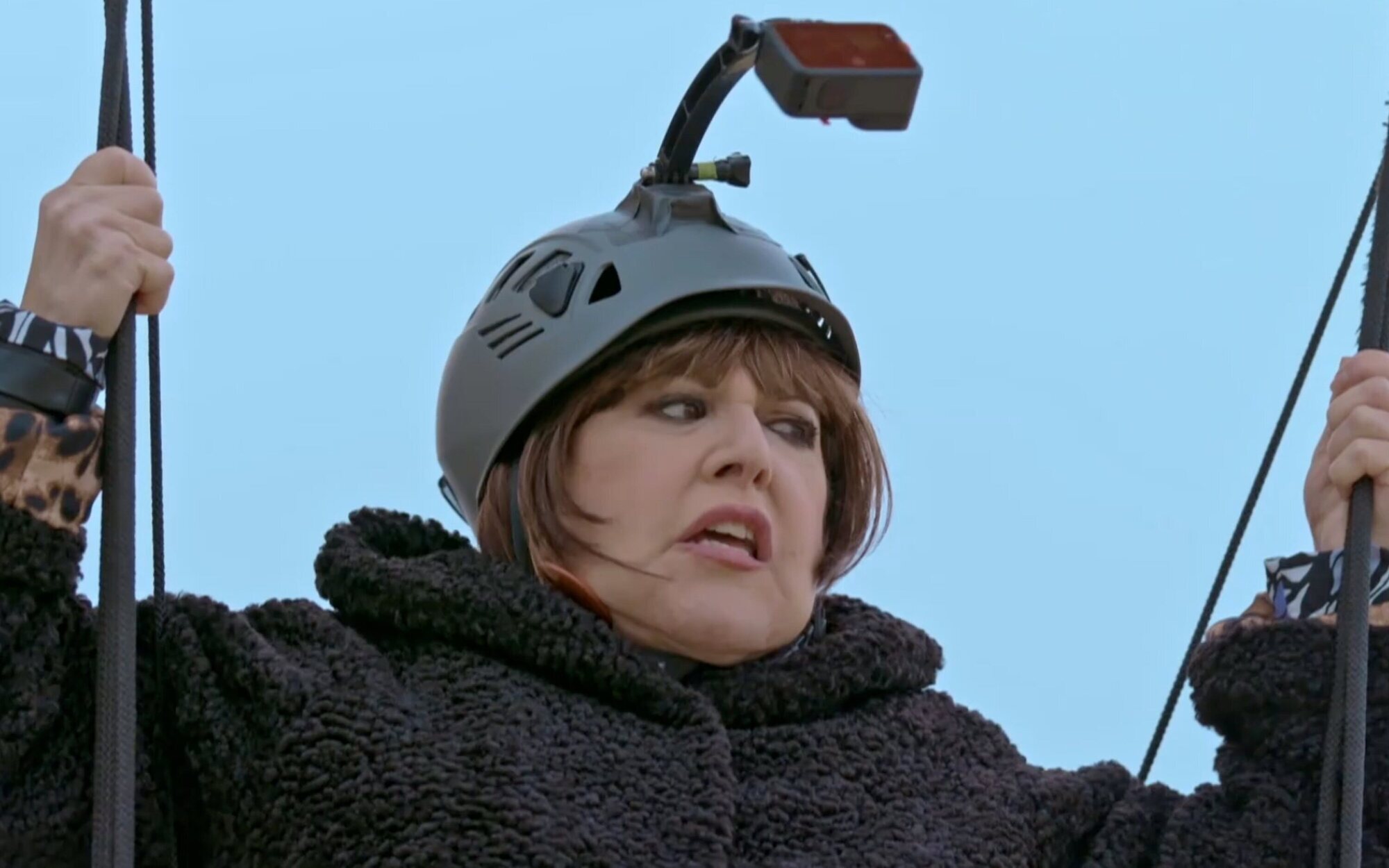 Loles León, presa del pánico, intenta huir de 'Los miedos de...' por su terror a las alturas