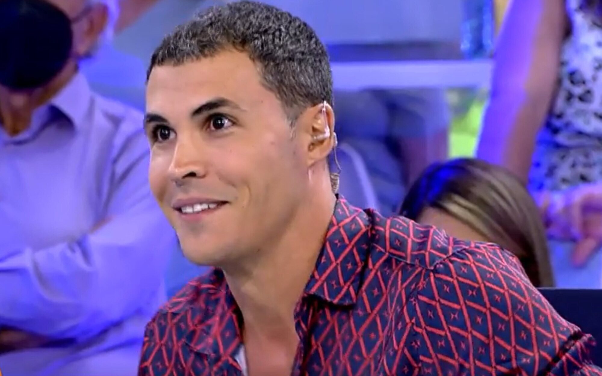 La "vecina traidora" de Ortega Cano intenta agredir a Kiko Jiménez en 'Sálvame' y le tira agua: "Aprovechado"