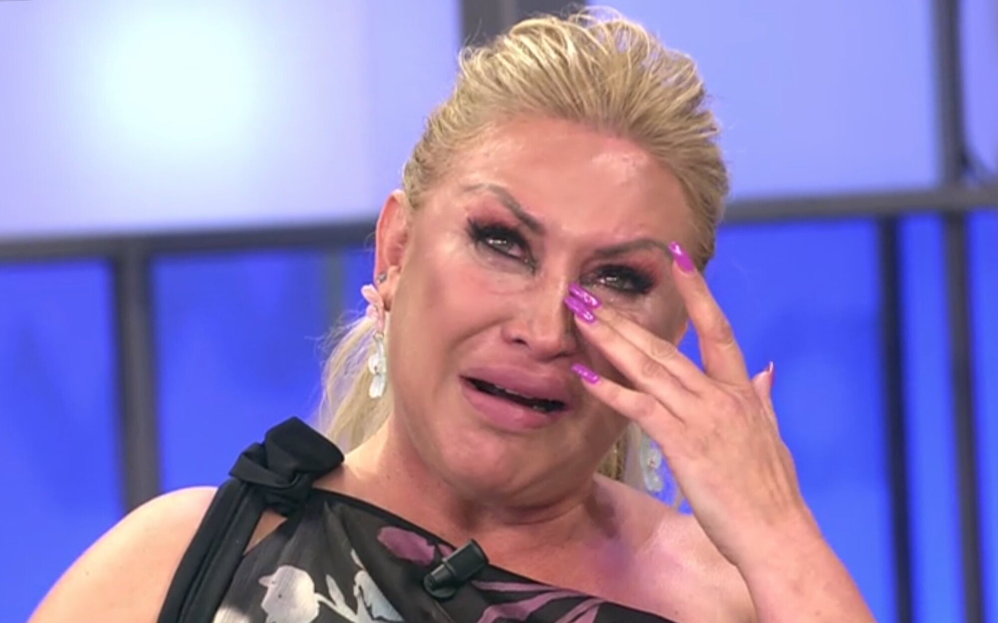 Raquel Mosquera, rota de dolor, reitera la "mentira" de Rocío Carrasco y le lanza un órdago: "¡Denúnciame!"