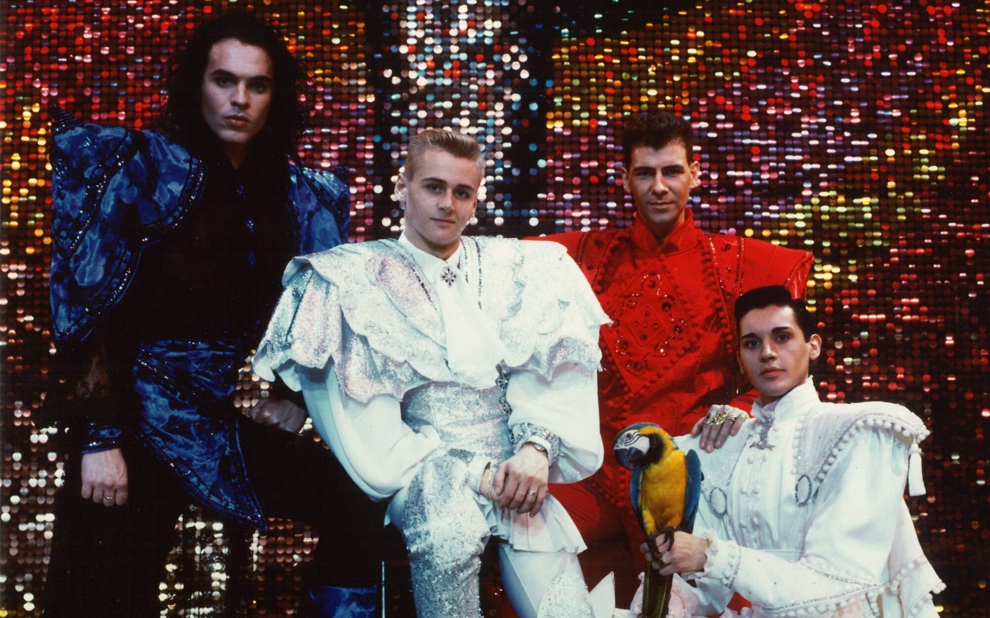 Crítica de 'Locomía': Un culebrón con mucho baile de cuando España parecía moderna, pero España no era moderna