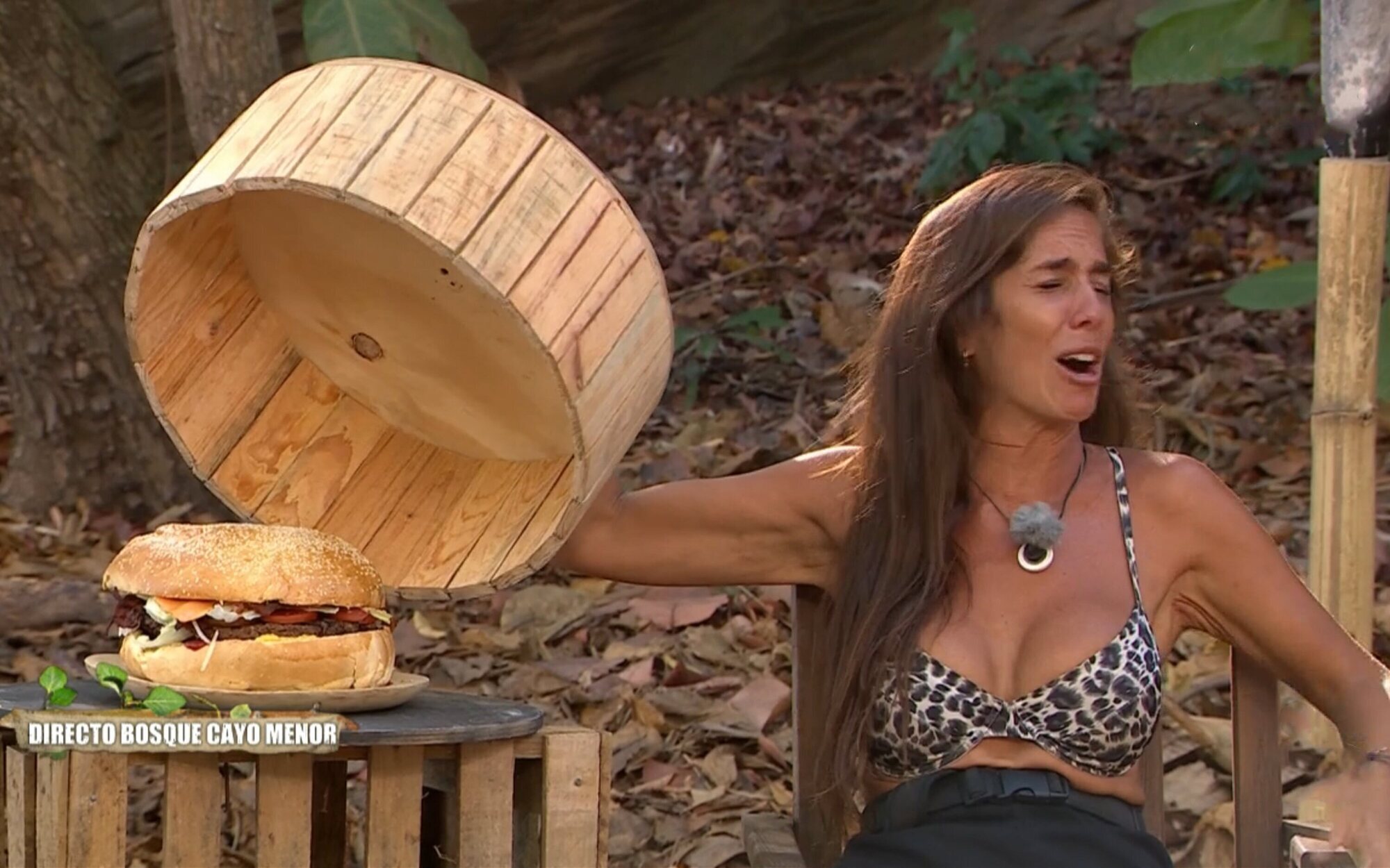 'Supervivientes' hace sufrir a Anabel Pantoja al tentarla con una gran hamburguesa a cambio de raparse