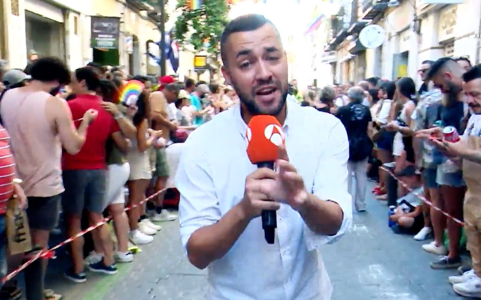 La estrepitosa caída de un reportero de 'Espejo público' en plena carrera de tacones del Orgullo de Madrid
