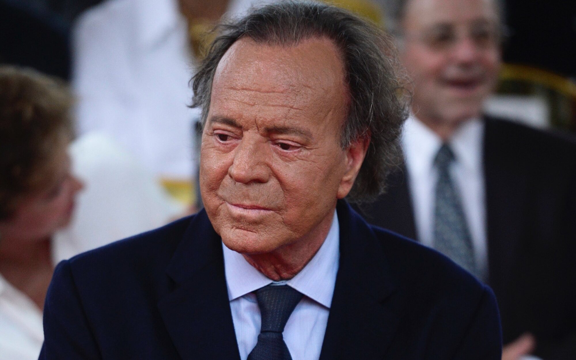 Saltan las alarmas por el estado de salud de Julio Iglesias: "En silla de ruedas y con problemas de memoria"