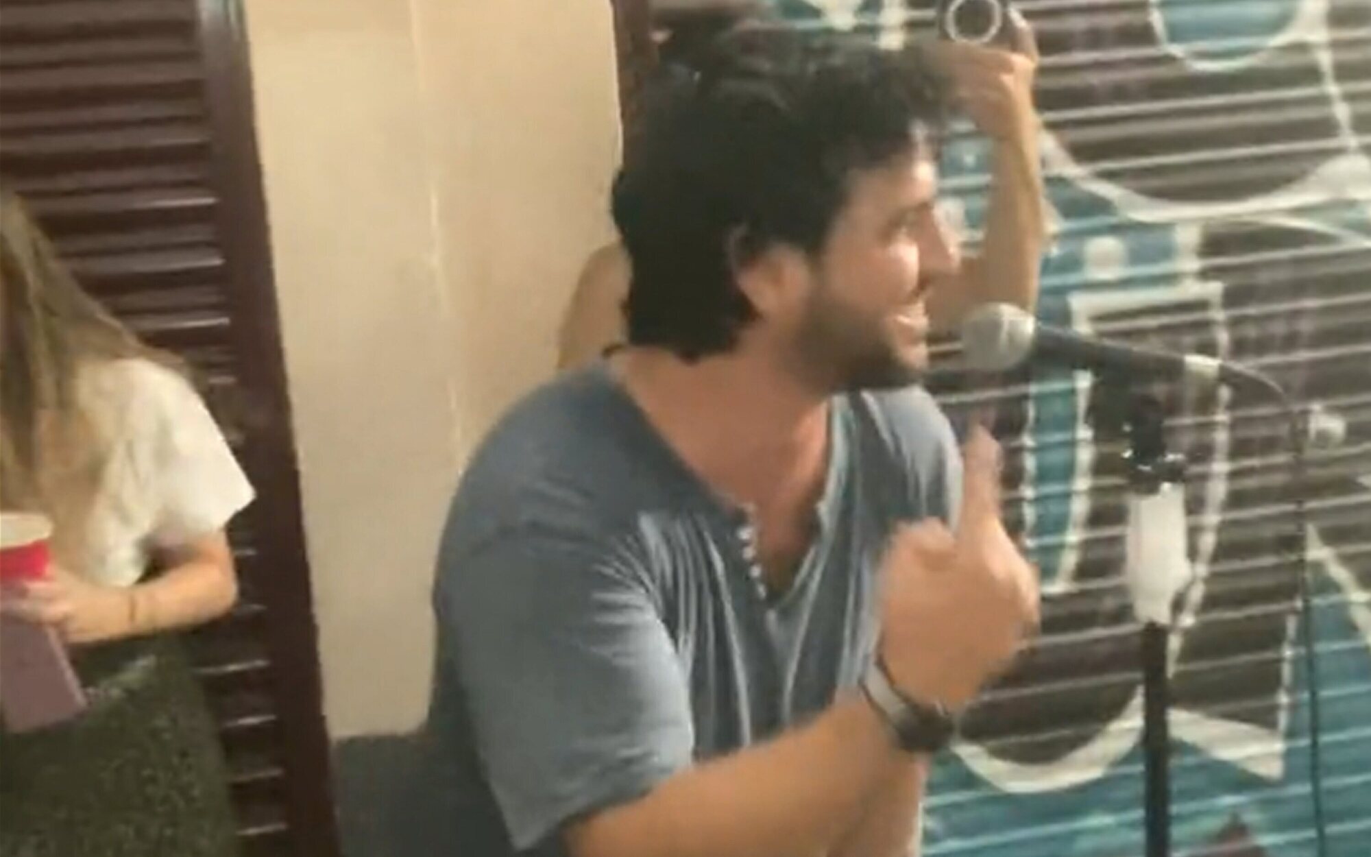 Fran Perea irrumpe en un karaoke callejero para cantar la cabecera de 'Los Serrano'