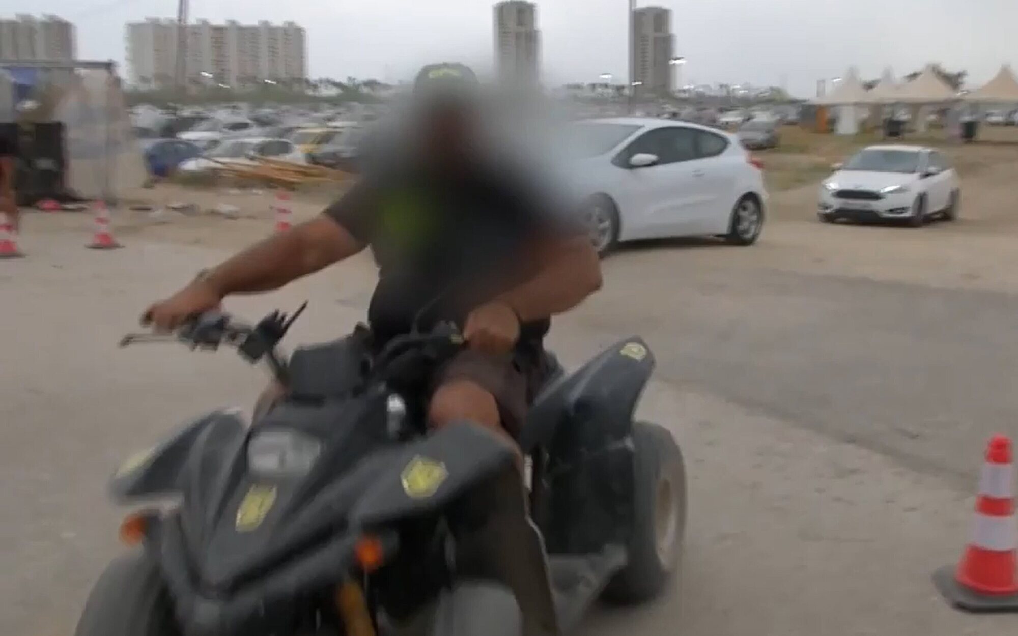 Un agente de seguridad del Medusa increpa al equipo de 'Ya es verano' y golpea la cámara