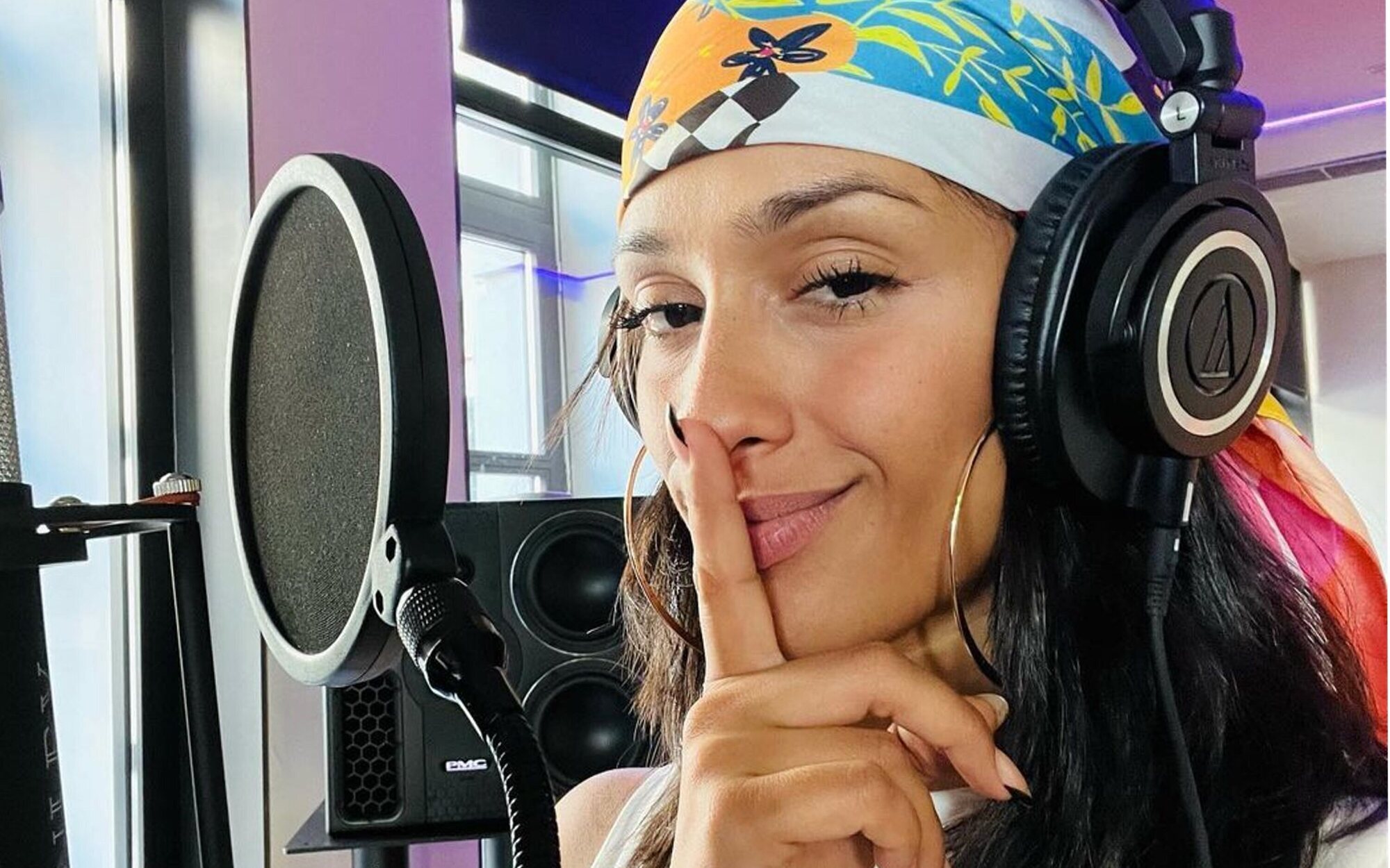 Chanel sorprende con Andrés Ceballos (Dvicio) en el estudio de grabación