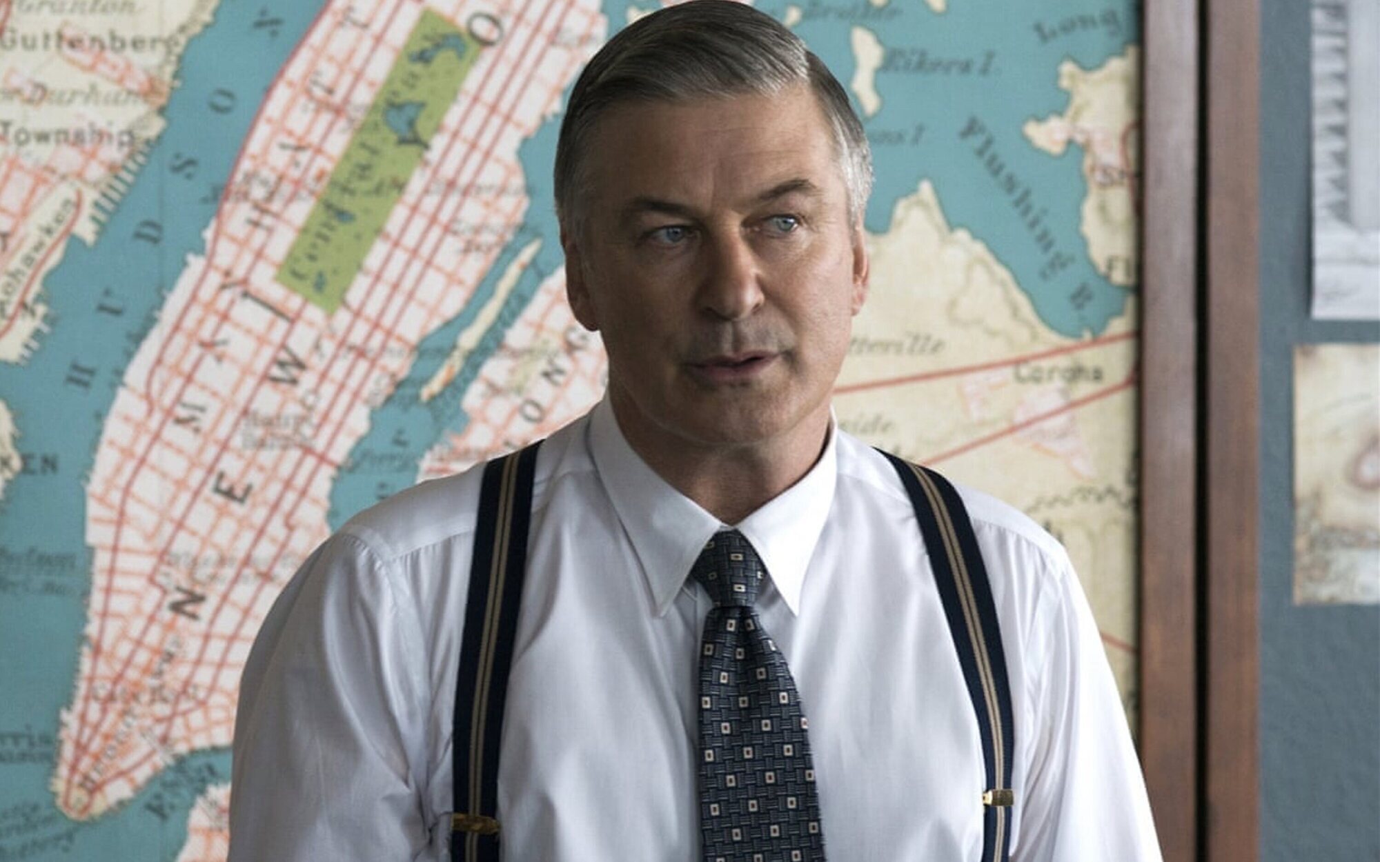 Alec Baldwin ignora que le culpen por apretar el gatillo en el rodaje de "Rust": "¿Quién puso una bala real?"