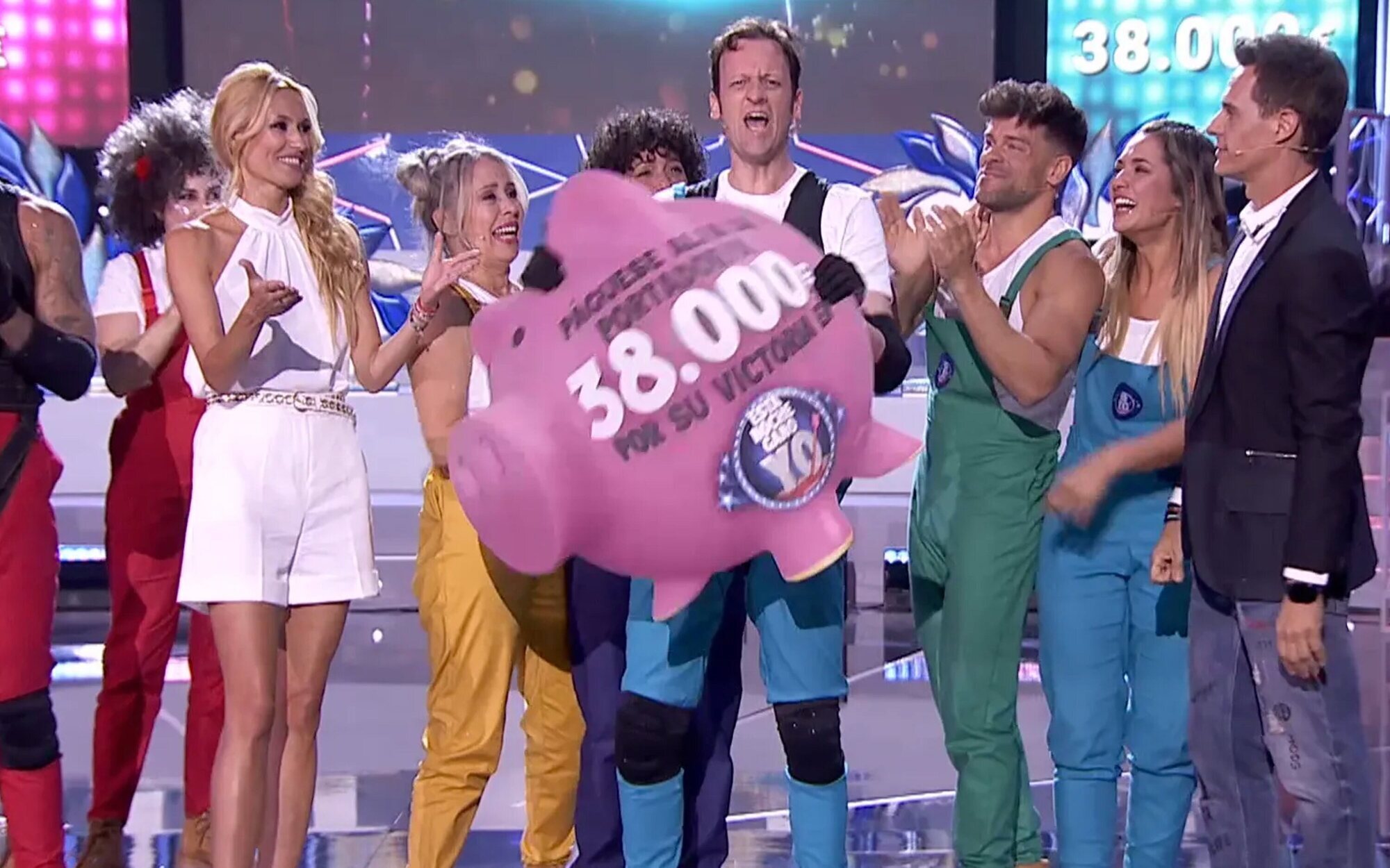 Edu Soto se convierte en el campeón de 'Esta noche gano yo' y comparte el premio con sus compañeros