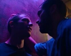 La escena sexual más explícita de 'Sagrada familia', con Iván Pellicer y Álex García en el cuarto oscuro