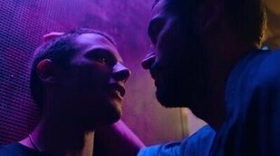 La escena sexual más explícita de 'Sagrada familia', con Iván Pellicer y Álex García en el cuarto oscuro