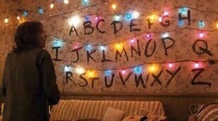 La experiencia definitiva de 'Stranger Things': dormir en el salón de Joyce por 300 dólares