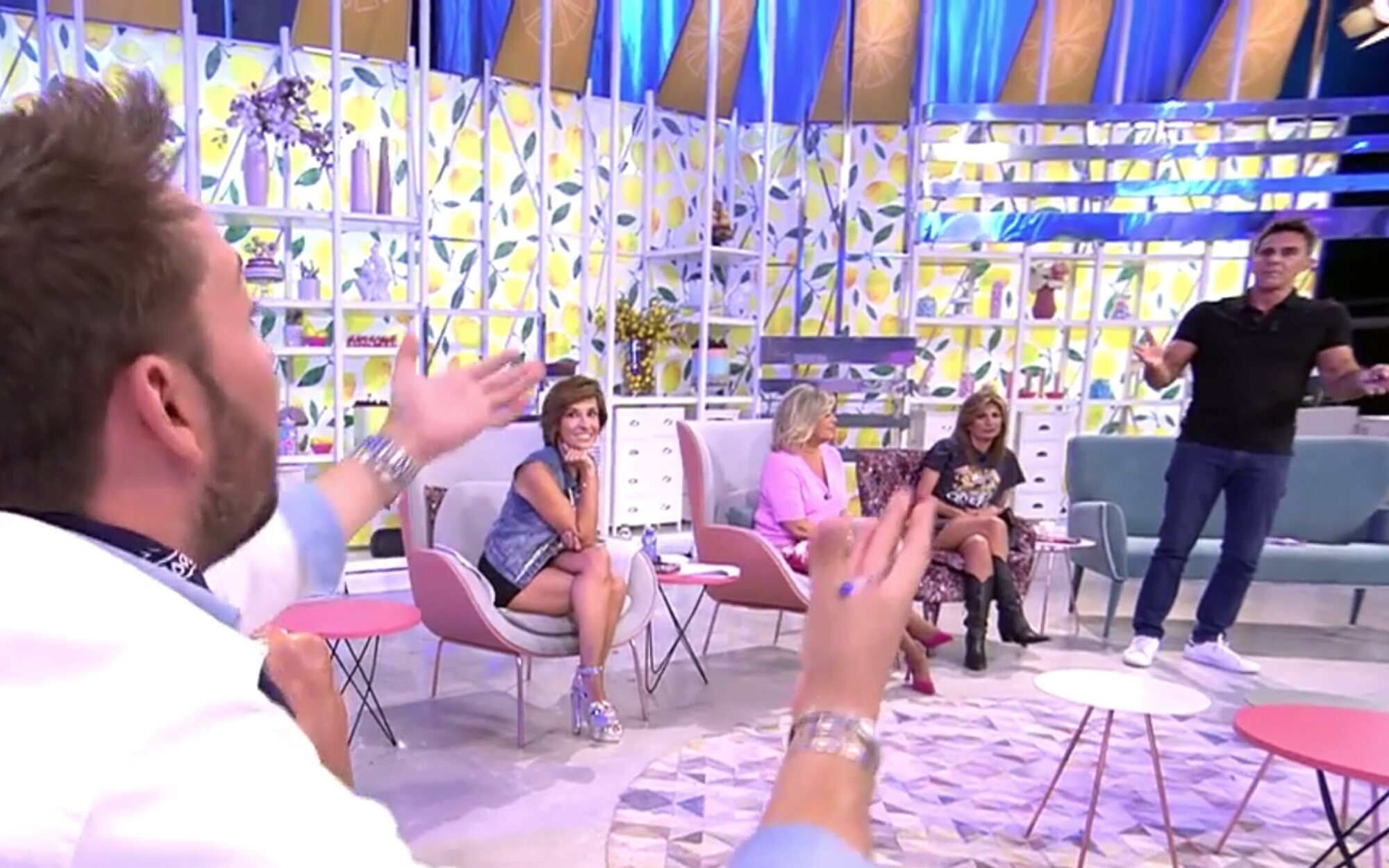 Avilés y Caparrós se enfrentan por sus familias en 'Sálvame': "¡Con mi madre no!"