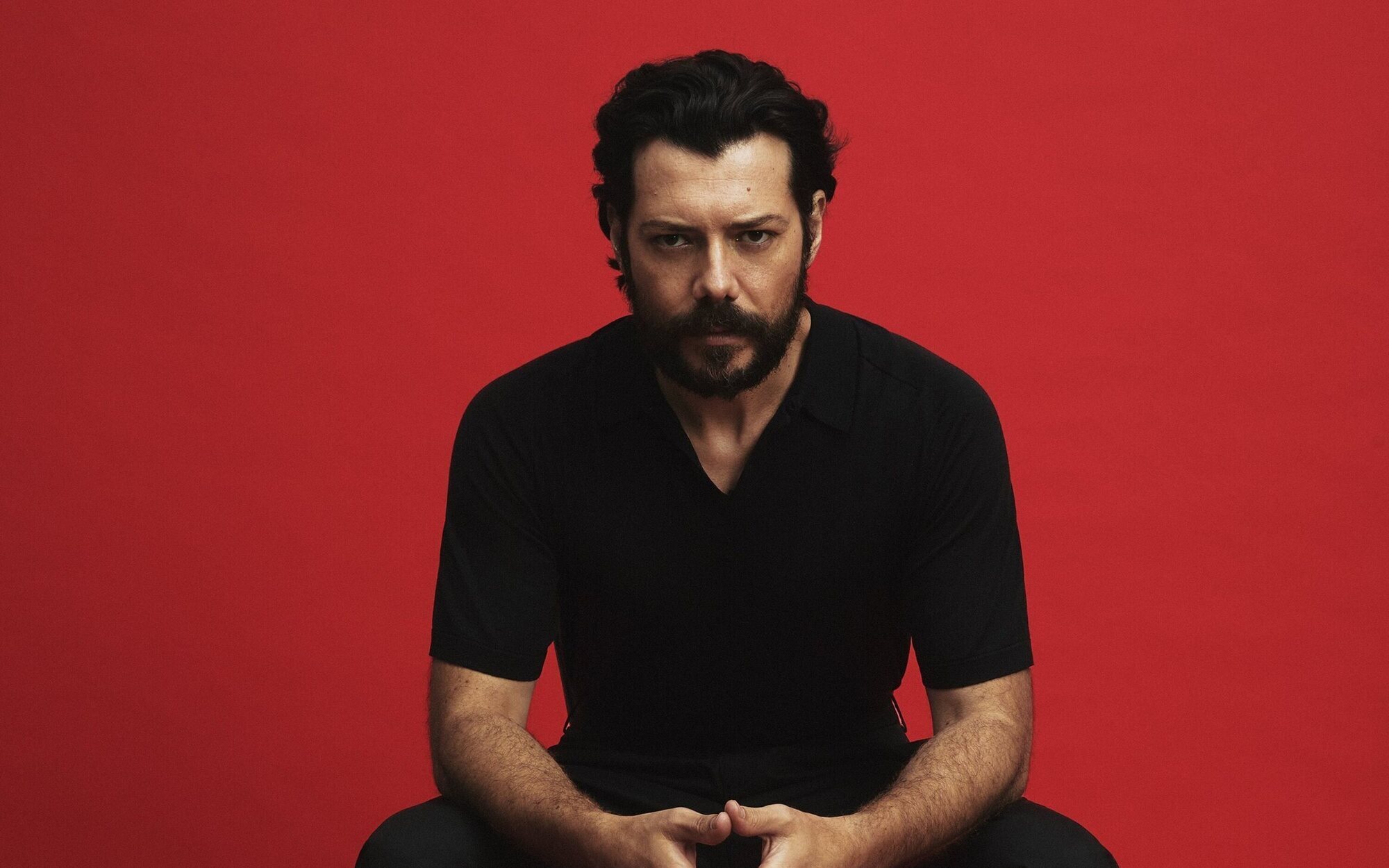 Álvaro Morte se hace las Américas para protagonizar 'Talkies' con la productora de 'Luis Miguel'