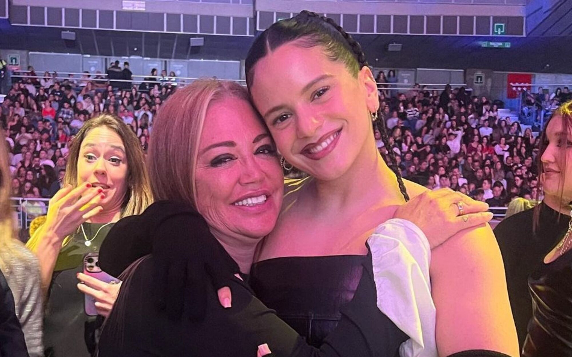 Belén Esteban, criticada por su extenso álbum con artistas y su rechazo a fotos con gente anónima