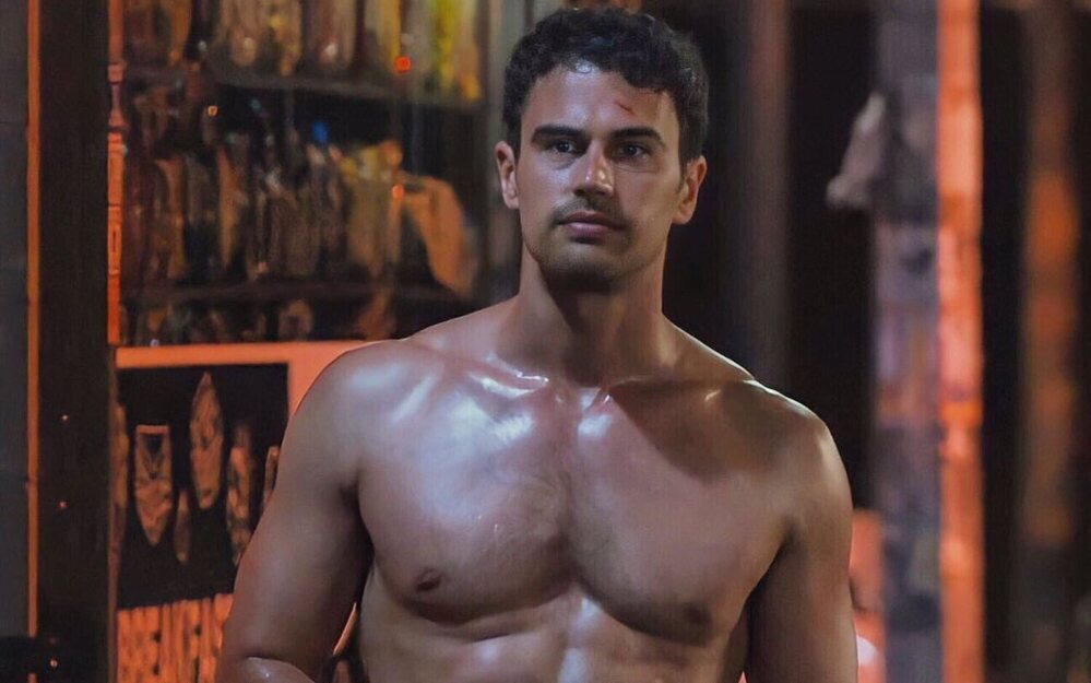 Así era el desnudo integral de Theo James en 'The White Lotus' antes de