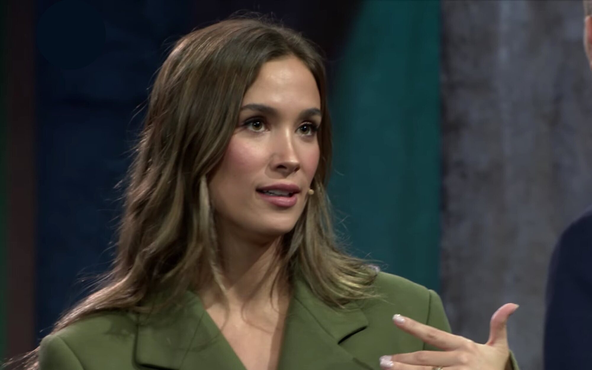 María Pombo pide ser llamada "María Pombo de España" y que le pongan el himno al entrar en 'La resistencia'