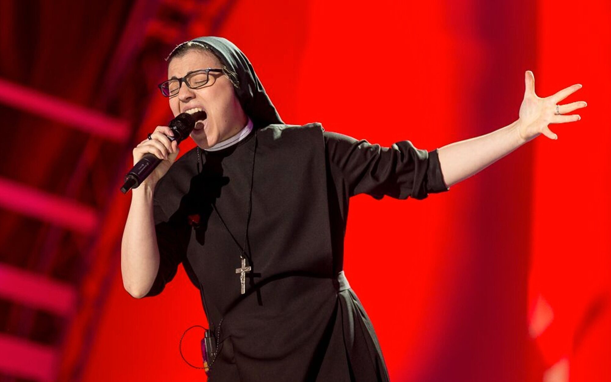 La monja que ganó 'La Voz Italia' ha colgado el hábito y ahora es camarera en España