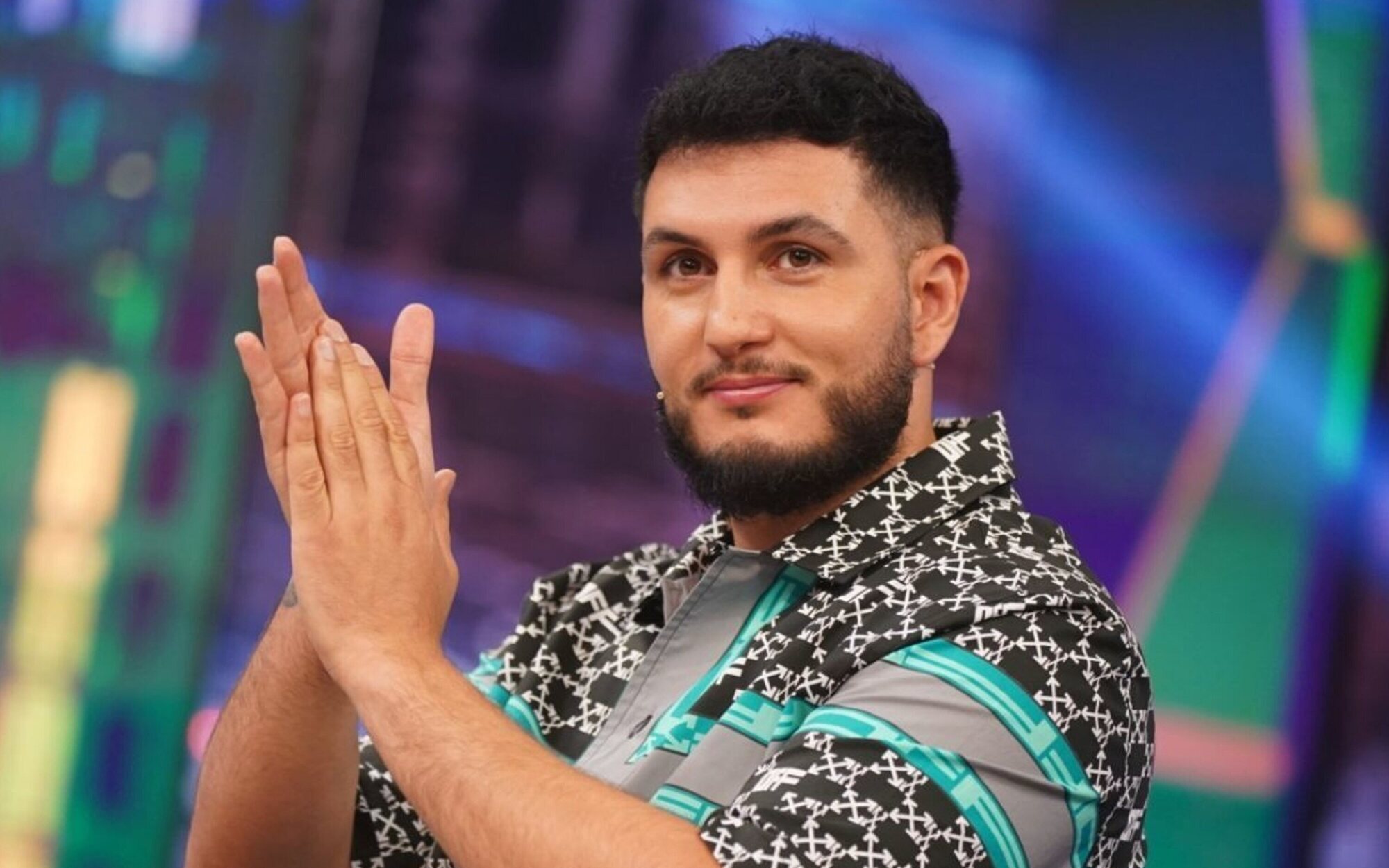 Omar Montes la lía en un cine a base de gritos, pedos y chistes de mal gusto