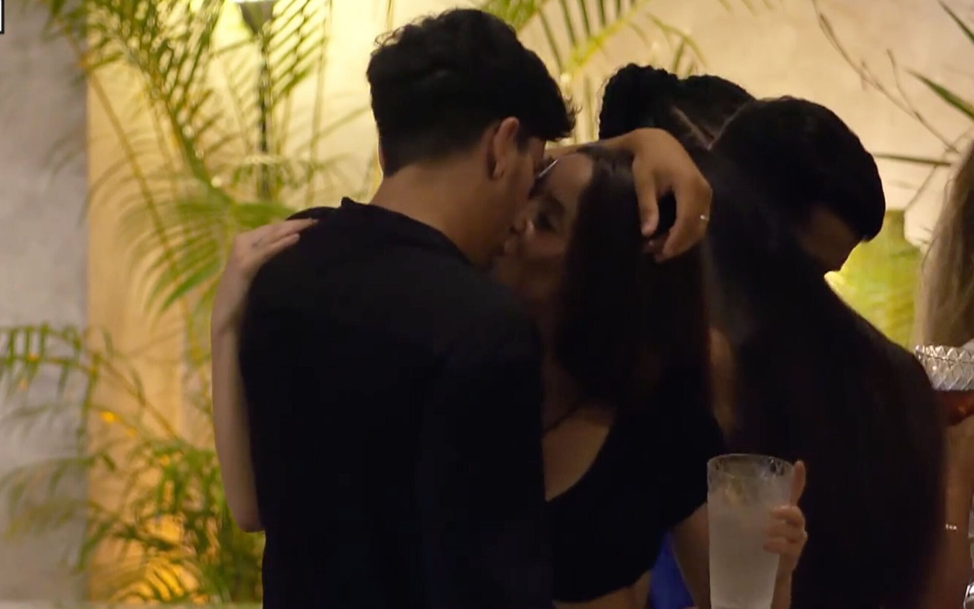 Samuel Chávez olvida a Tania Deniz con un ardiente beso con Elena en 'La isla de las tentaciones 5'