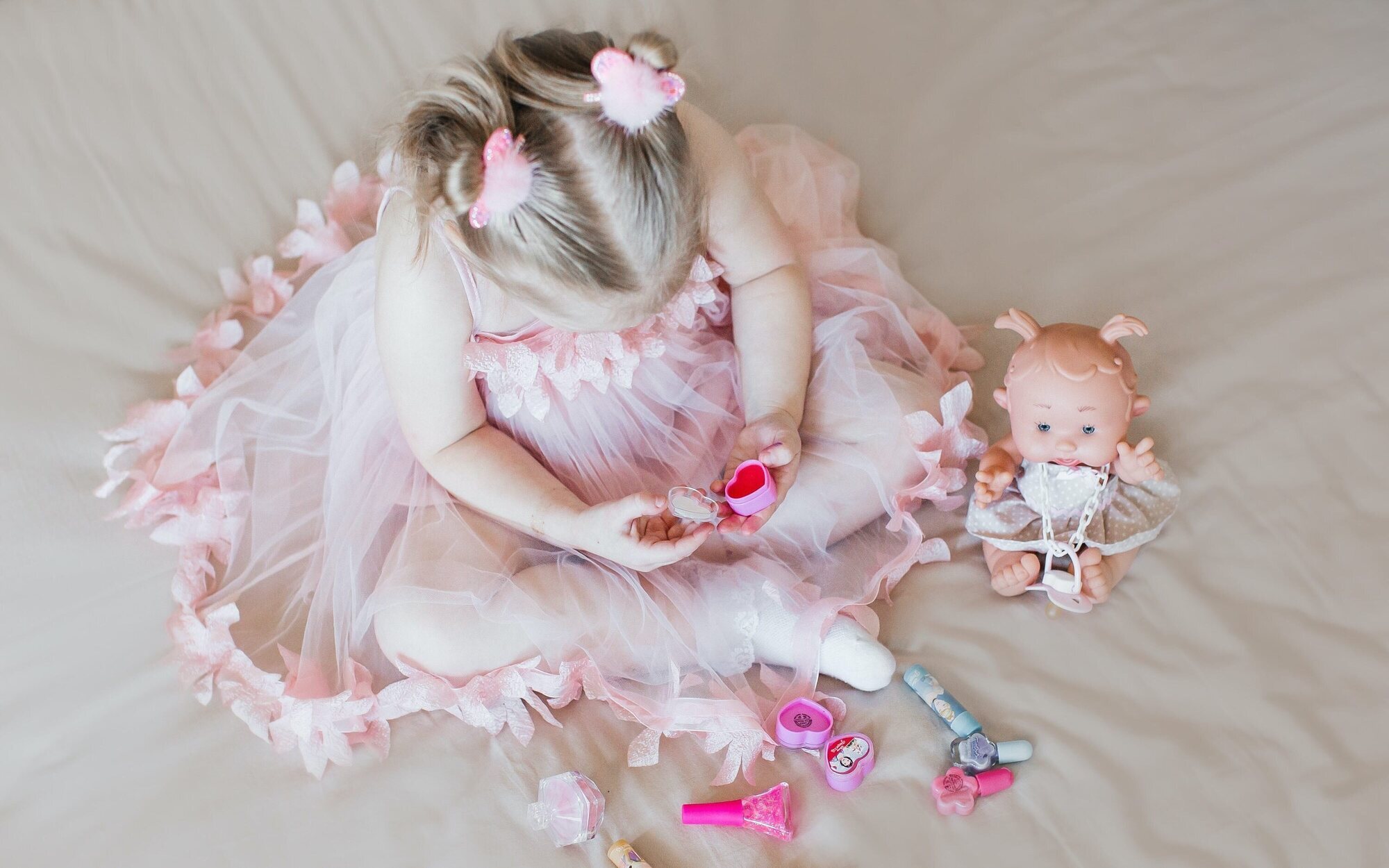 Consumo prohíbe la publicidad sexista de juguetes infantiles: Ni muñecas para niñas ni coches para niños