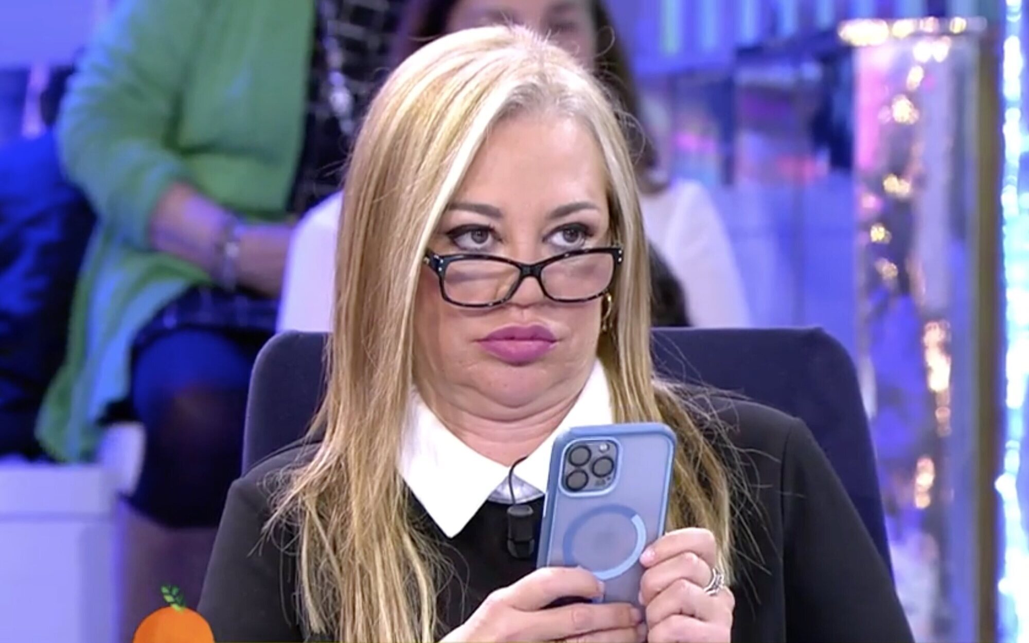 Pillan a Belén Esteban jugando al Candy Crush en pleno 'Sálvame' y se gana una reprimenda de Valldeperas