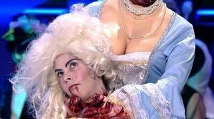 Miki Nadal ayuda a Cristina Pedroche a "guardarse el pezón" por culpa de su disfraz de Halloween