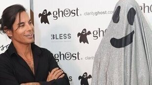 Julio José Iglesias presenta a su novia en sociedad como si fuera un objeto y disfrazada de fantasma 