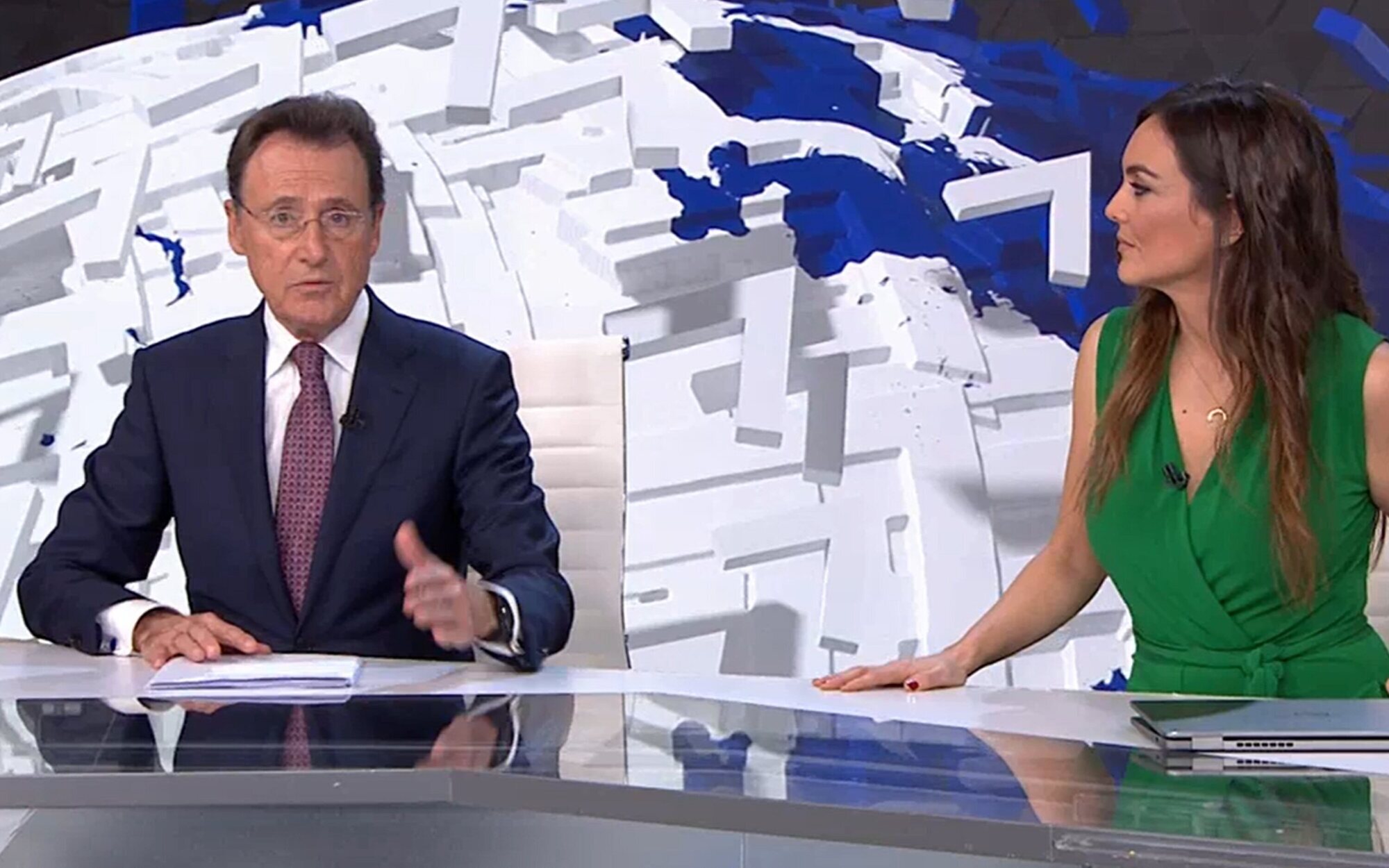 El corte de Matías Prats cuando Mónica Carrillo le corrige en 'Antena 3 noticias'