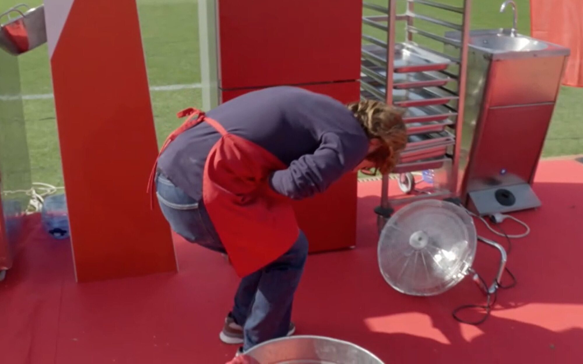 Un angustioso accidente obliga a Anabel Alonso a salir de las cocinas 'MasterChef Navidad': "Es un corte serio"