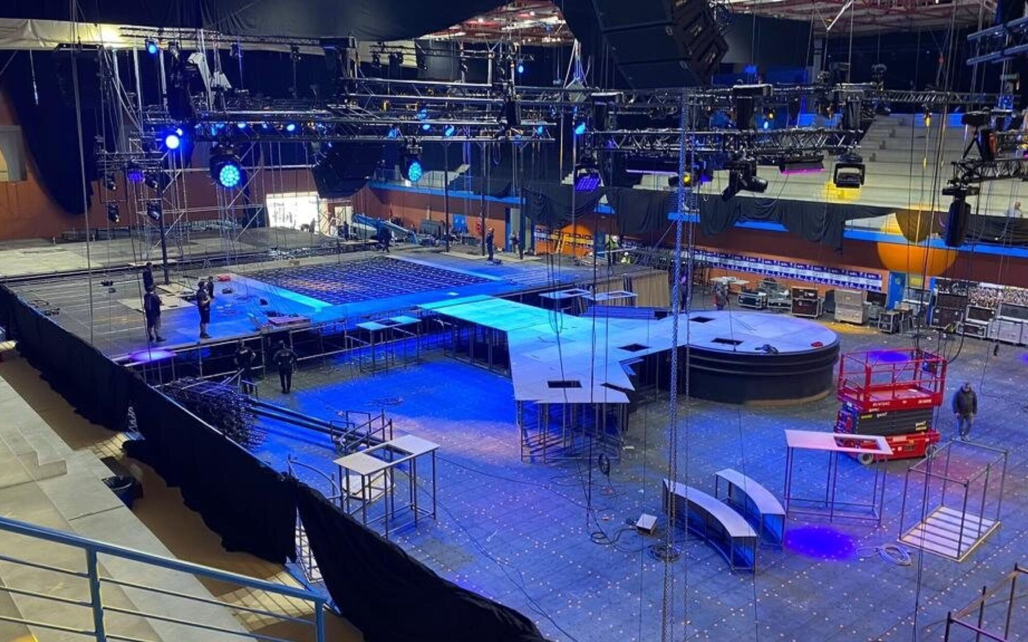 Primeras imágenes de la construcción del escenario del Benidorm Fest 2023 en el Palacio de los Deportes L'Illa