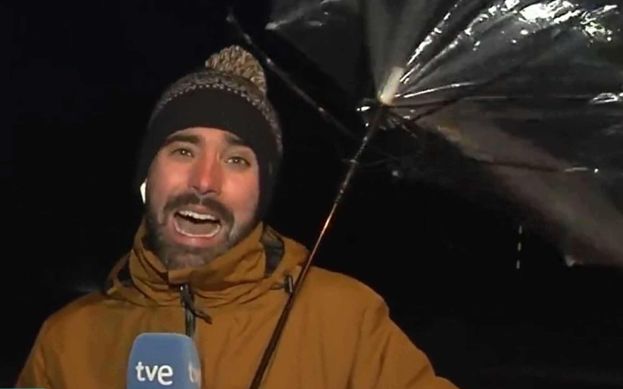 El viento destroza el paraguas de un reportero de 'La hora de La 1': "Parece que me lo vais a tener que pagar"