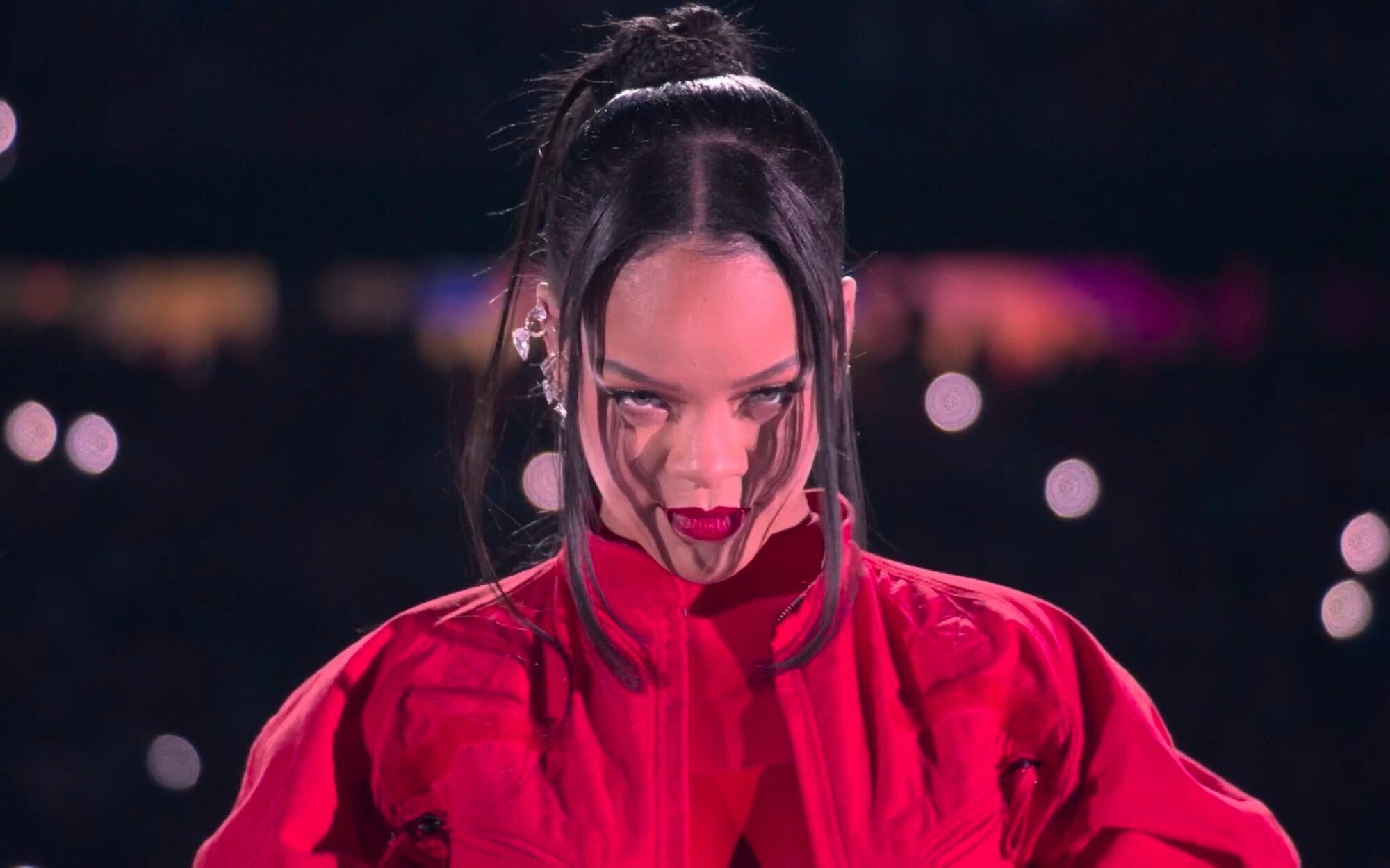 Así fue la impactante actuación de Rihanna en la Super Bowl 2023 donde voló literalmente por los aires