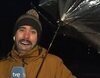 El viento destroza el paraguas de un reportero de 'La hora de La 1': "Parece que me lo vais a tener que pagar"