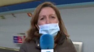 Un cámara de 'Informativos Telecinco' se queda atrapado en el metro y la reportera no da crédito: "Ay, mierda"