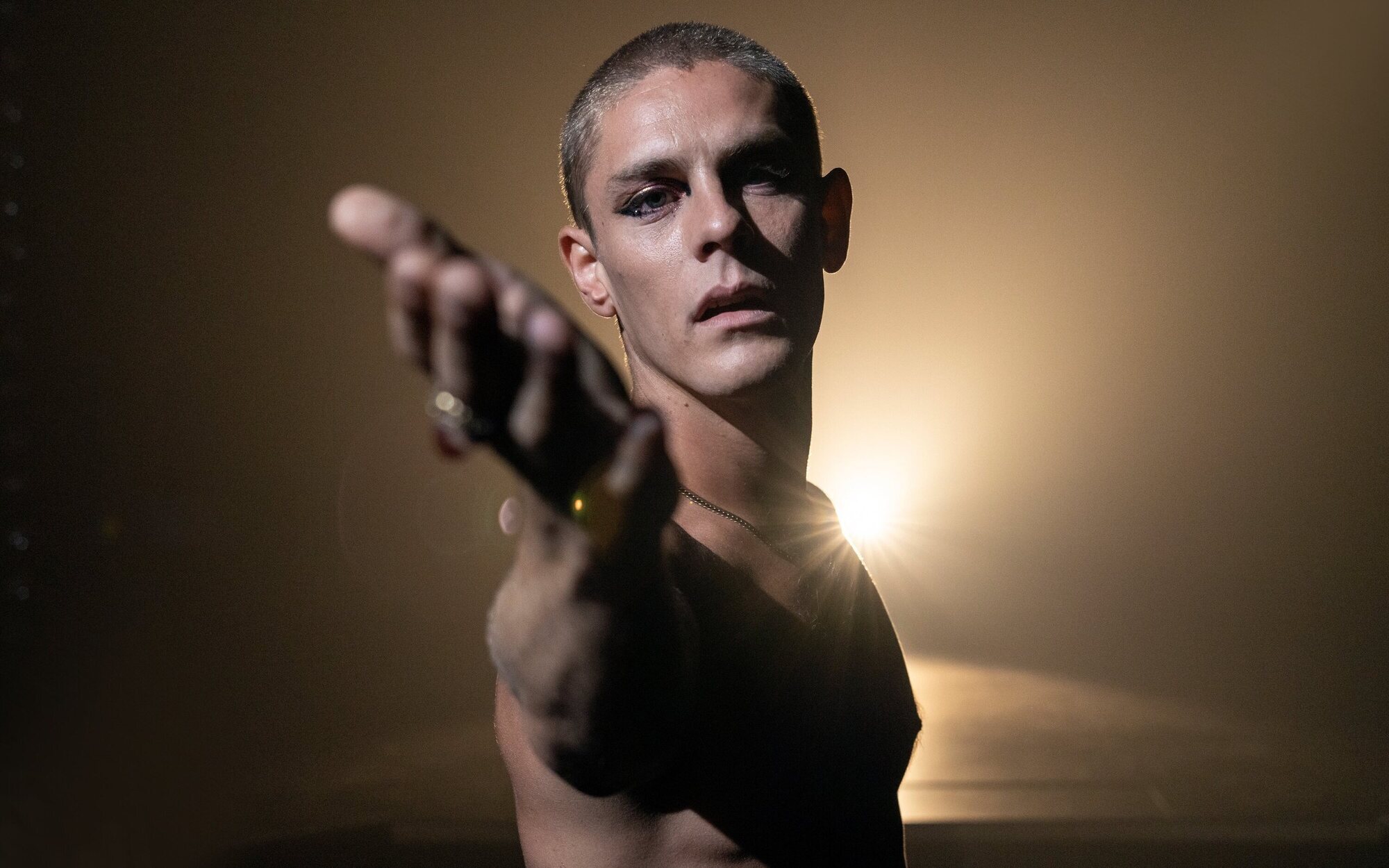 Crítica de 'Las noches de Tefía': Un atrevido contraste entre un campo de concrentración y un cabaret onírico