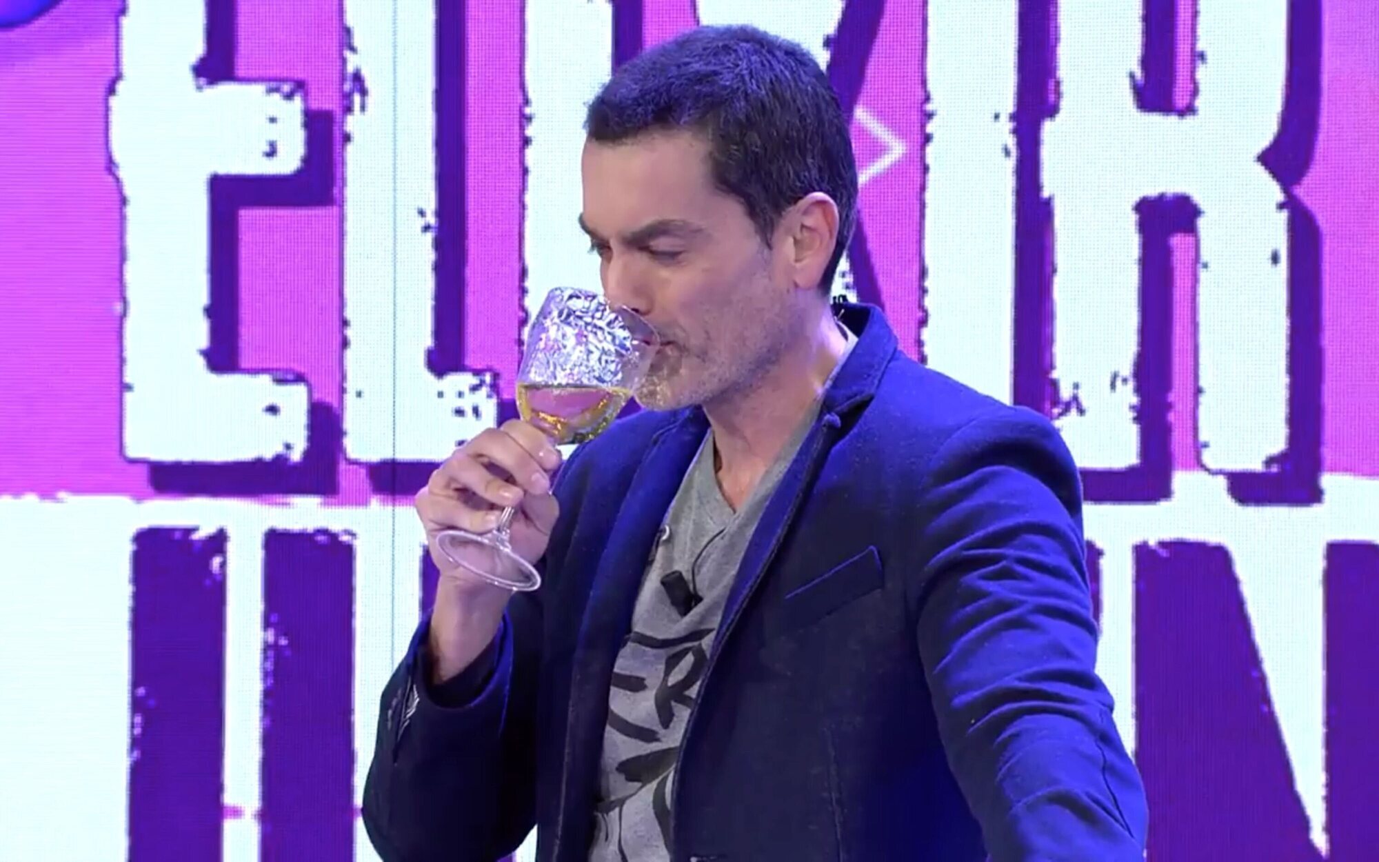 Un redactor de 'Fiesta' se bebe su pis en directo ante el rechazo de Emma García