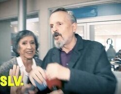 Miguel Bosé aparta con cabreo los micrófonos de la prensa cuando le preguntan por Nacho Palau