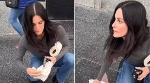 Courteney Cox vuelve a meterse en la piel de Monica ('Friends') para limpiar su estrella del Paseo de la Fama