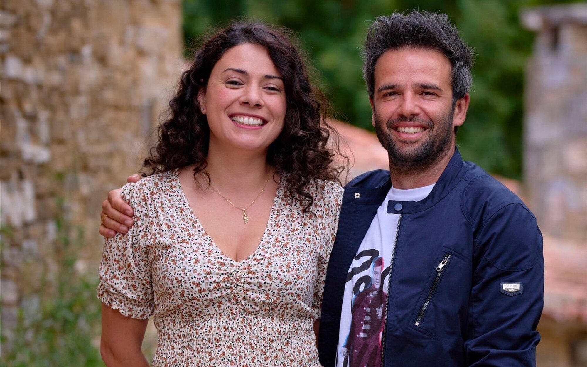 Crossover en Contubernio, 49: Ana Arias y Raúl Peña interpretarán a los personajes de 'El pueblo' en 'LQSA'