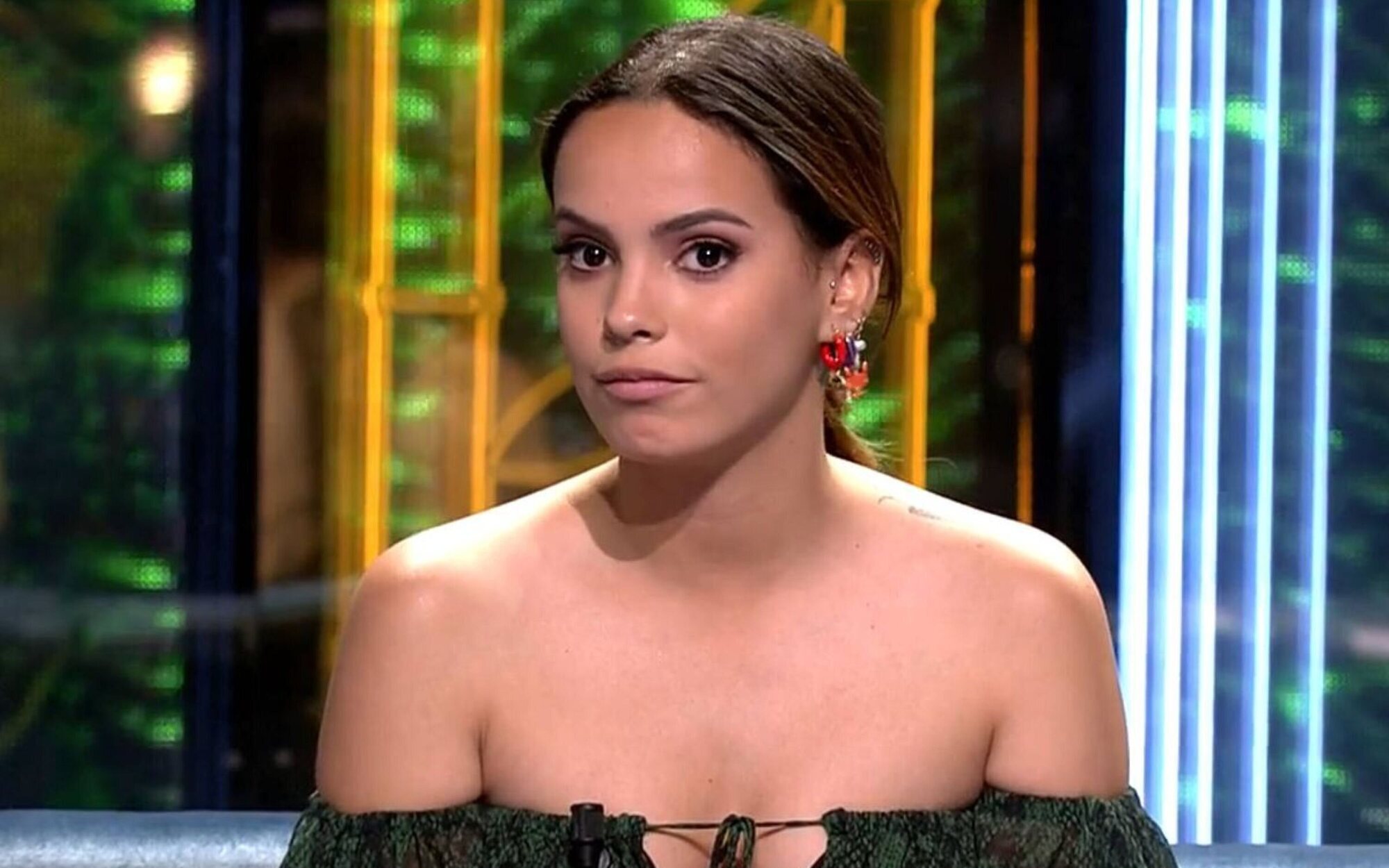 Críticas a Gloria Camila por "humillar" a su empleada del hogar mientras recogía las heces de su perro