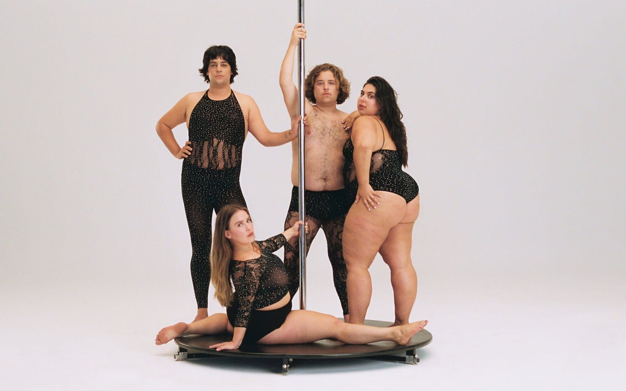 Carlos González lanza su versión de "Baila morena" en un videoclip con cuatro fuegotes dándolo todo