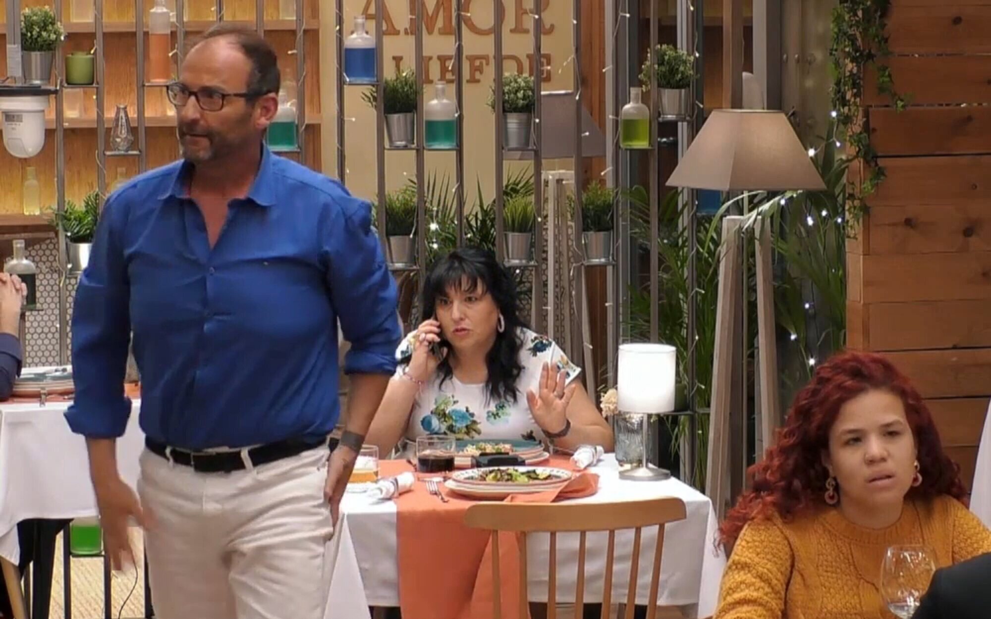 Carolina no deja el móvil en 'First Dates' y opina sobre Julio y la cita: "Una mierda, increíblemente horrible"