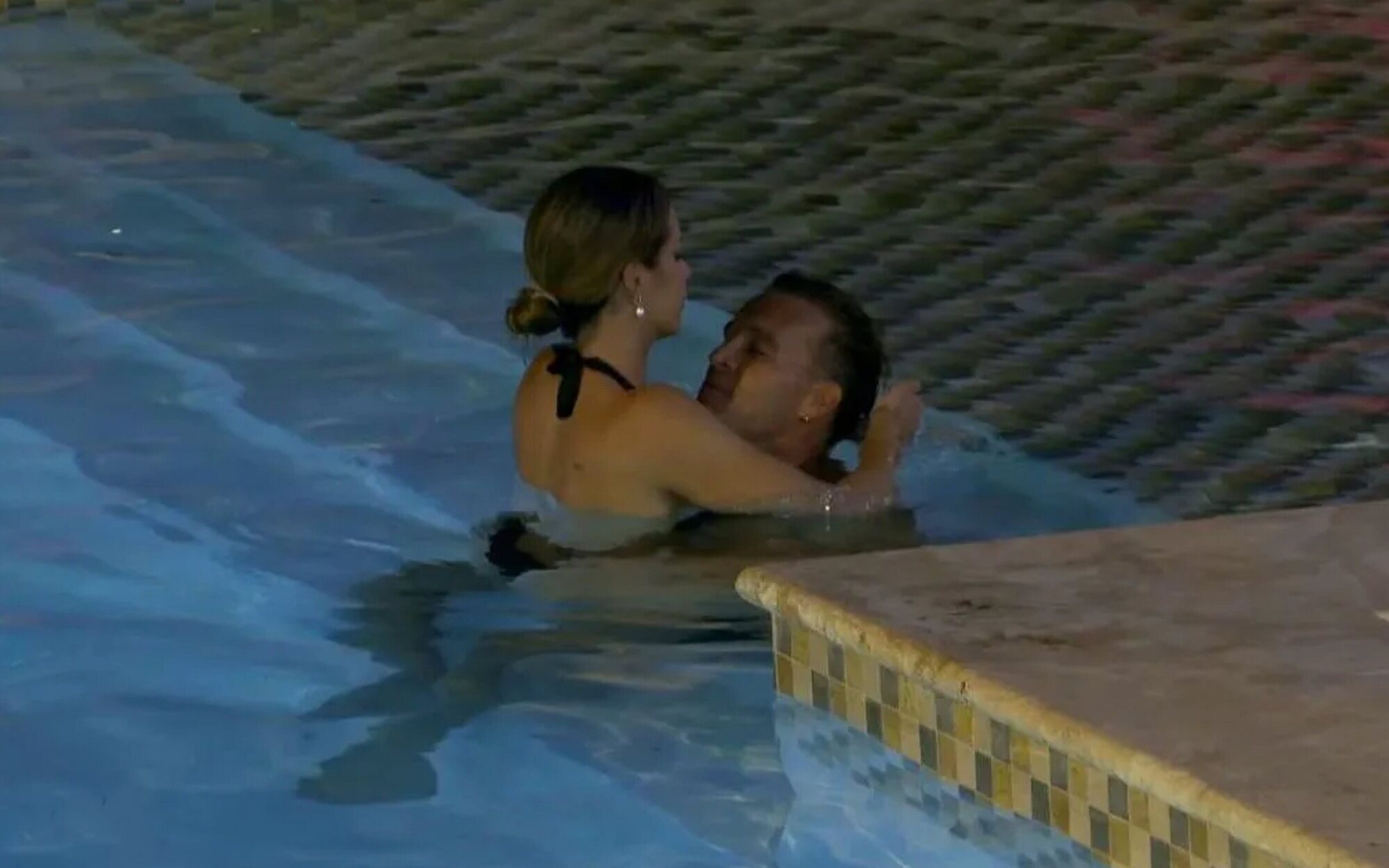 '¡Vaya vacaciones!': Cristina Porta y Alex Zacharias avanzan en su relación metiéndose juntos en la cama 