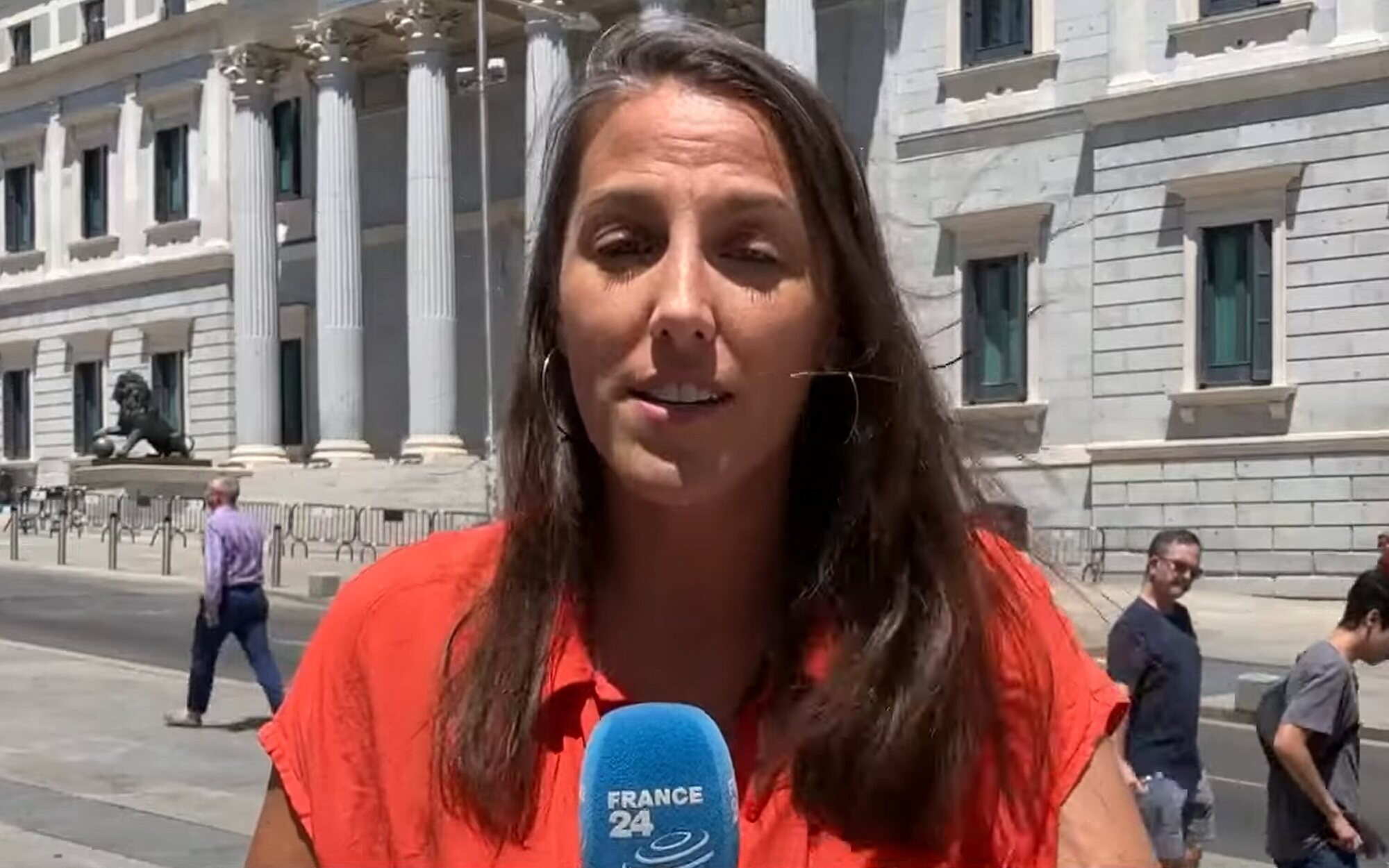 Una periodista francesa denuncia la vergonzosa interrupción de un joven al grito de "Que te vote Txapote"