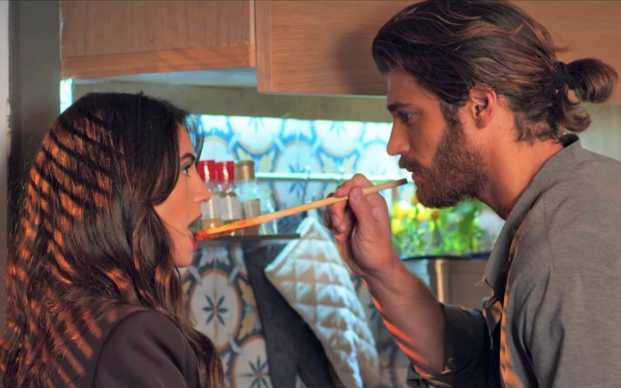 El estreno de 'Violeta como el mar' conquista al 11,2% frente al debut de 'El puente de las mentiras' (10,1%)