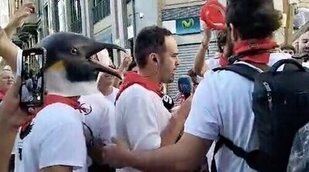 Agreden, insultan y acorralan al reportero de TVE en Sanfermines durante la conexión: "¡Que te vote Txapote!"