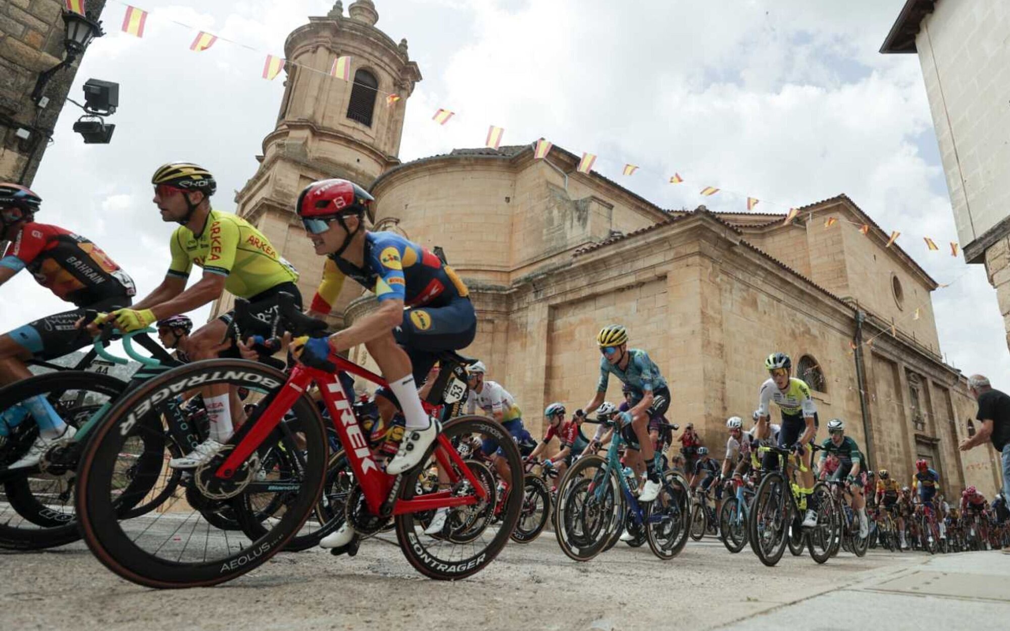 La 11ª etapa de La Vuelta a España pedalea fuerte contra 'Mujer' de Nova y el western de Trece