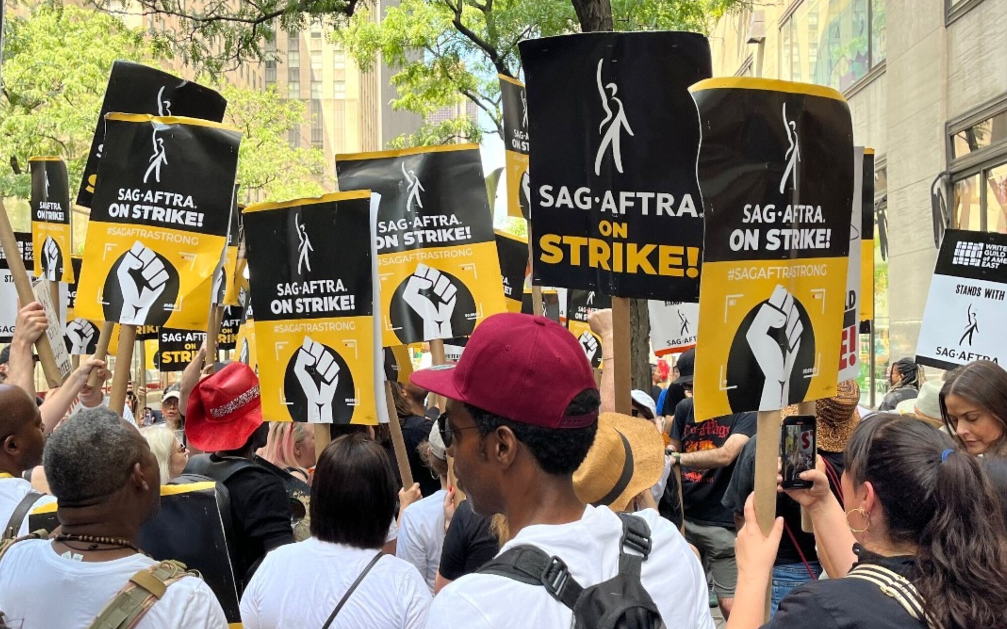 La huelga de guionistas Hollywood estaría cerca de terminar: los estudios entregan su "mejor y última" oferta