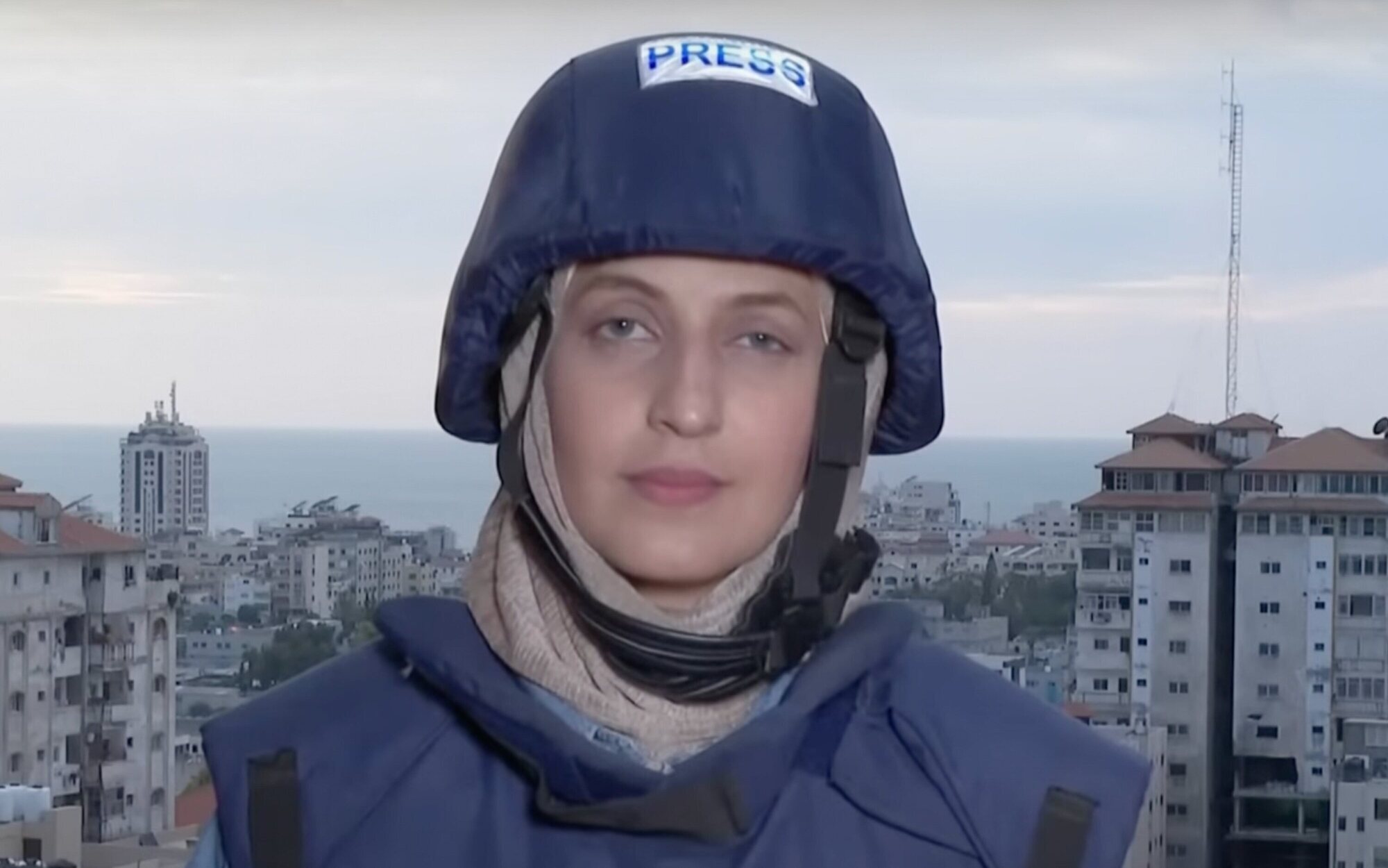 Una reportera es testigo de un ataque en Gaza durante una conexión en directo 