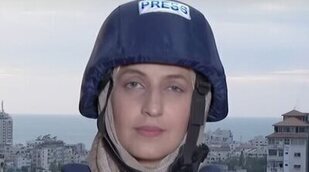 Una reportera es testigo de un ataque en Gaza durante una conexión en directo 